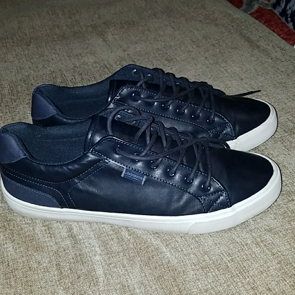 Low Top Lace-up Style London Fog Sneakers